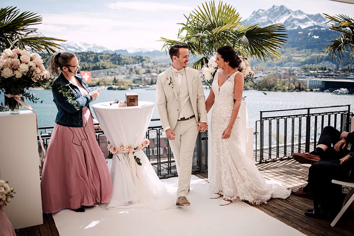 Patricia beim Einzug zur freien Trauung auf der Terrasse des Hotel Montana Luzern