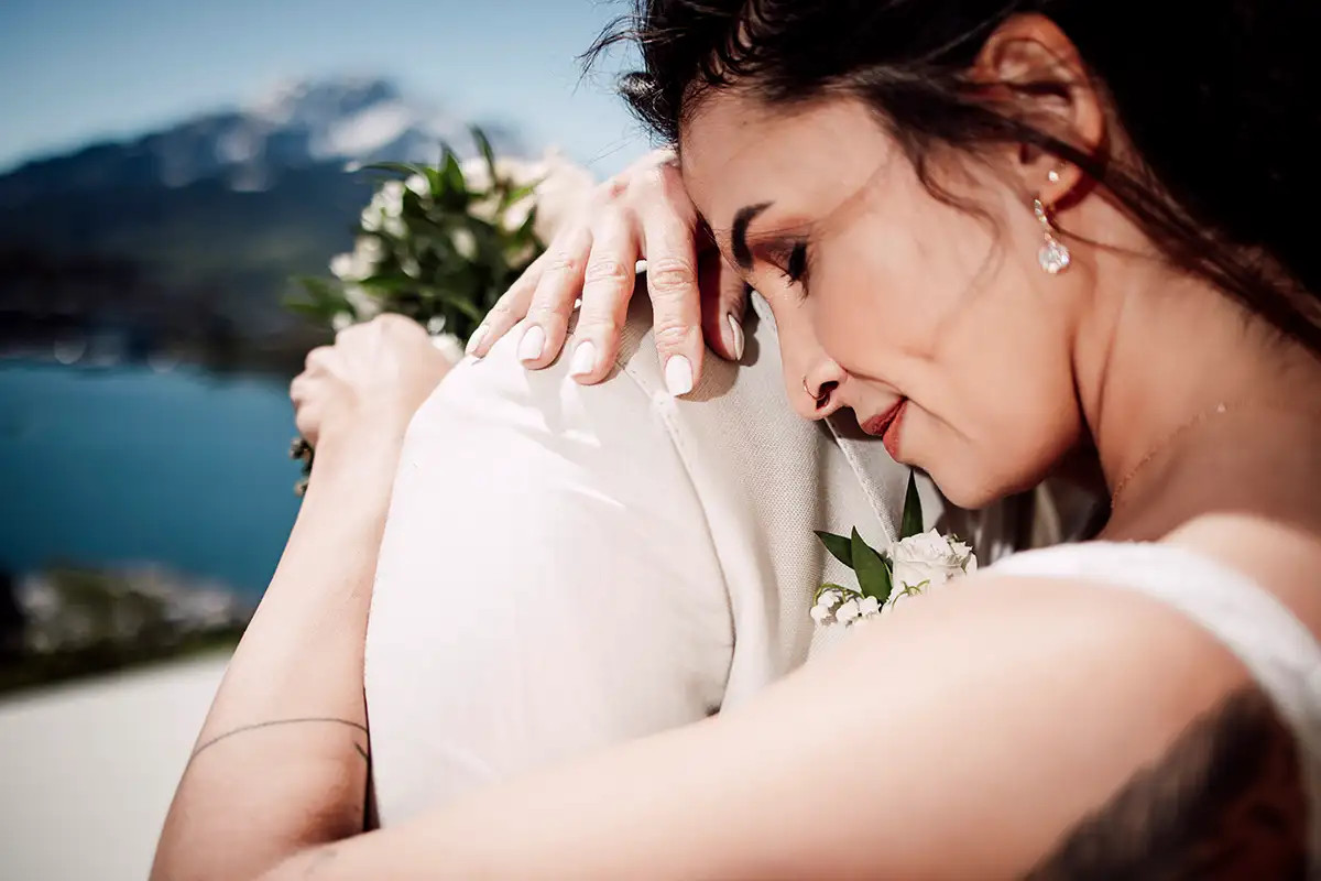 Patricia lehnt sich emotional an Nando waehrend des Hochzeitstages in Luzern