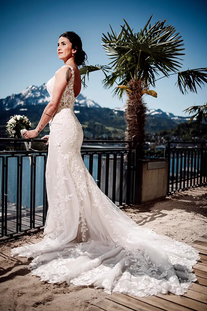 Braut Patricia auf der Terrasse des Hotel Montana Luzern mit Blick Richtung See