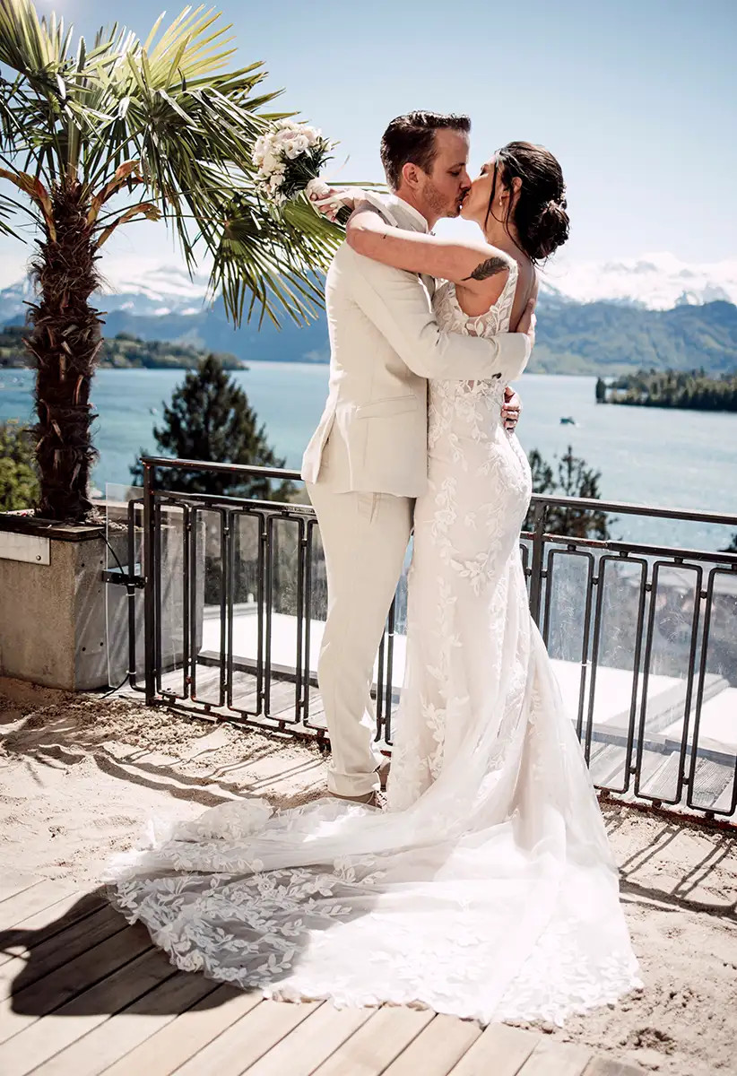 Brautpaar Nando und Patricia beim Kuss auf der Terrasse des Hotel Montana Luzern