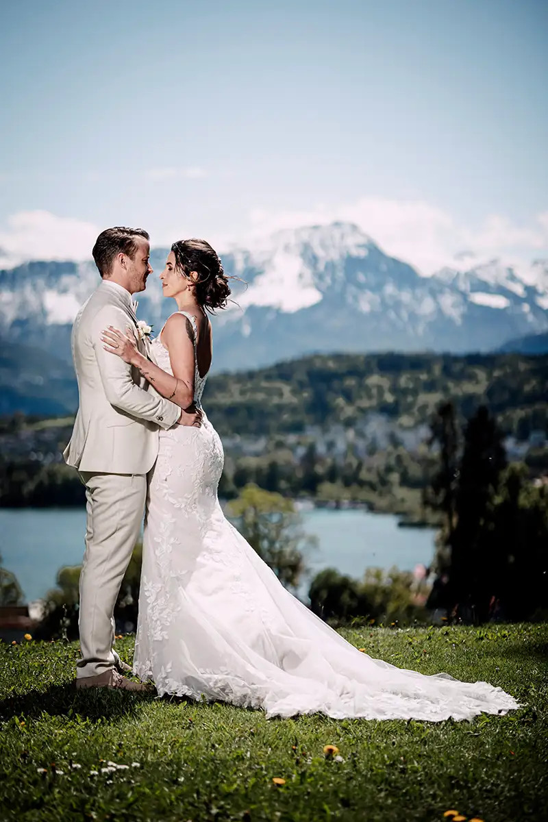 Nando und Patricia beim Paarshooting im Gruenen mit Bergblick in Luzern