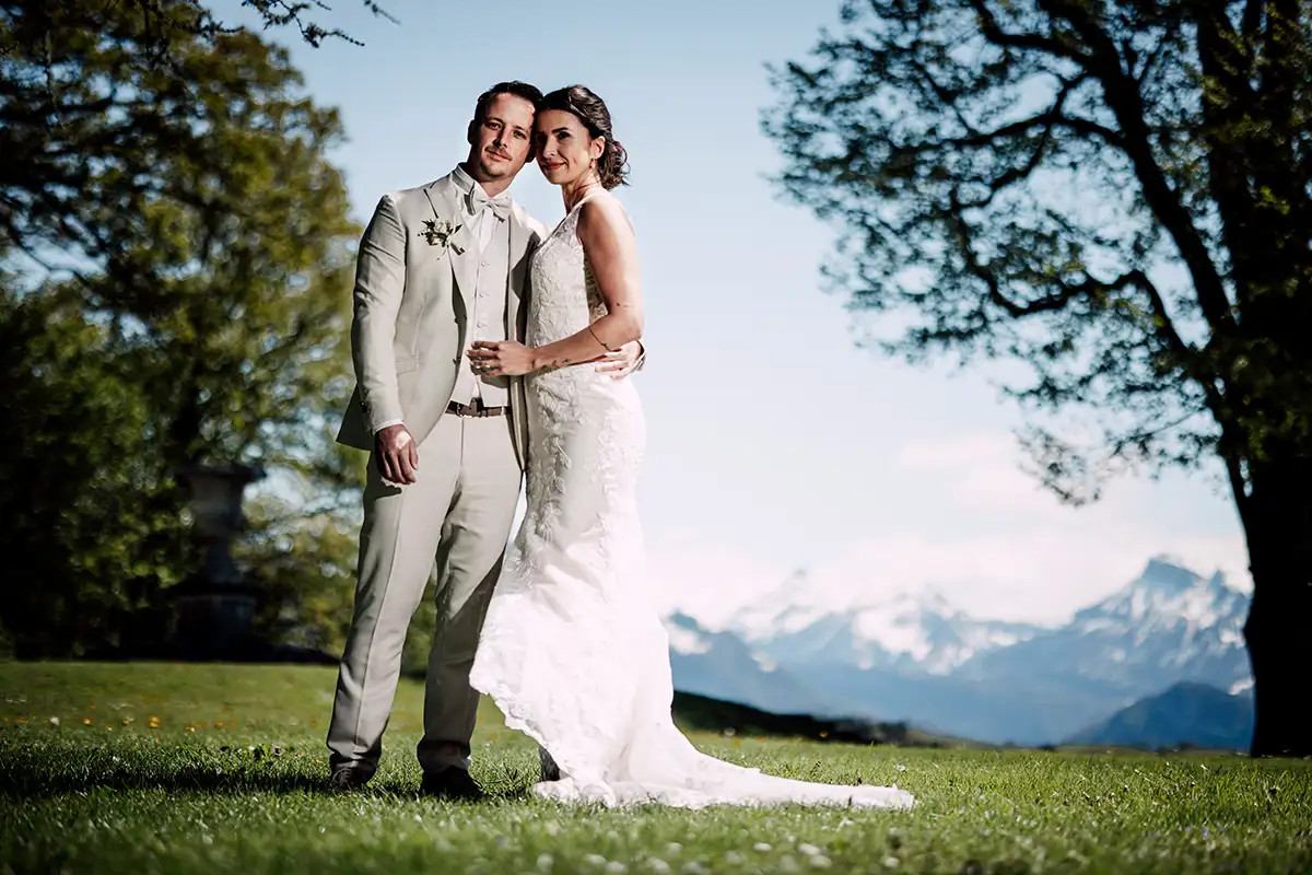 Brautpaar Nando und Patricia im Dreilindenpark Luzern mit See und Bergen im Hintergrund
