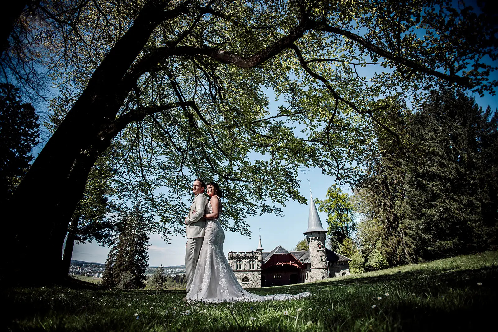 Nando und Patricia als Brautpaar unter einem grossen Baum in Luzern