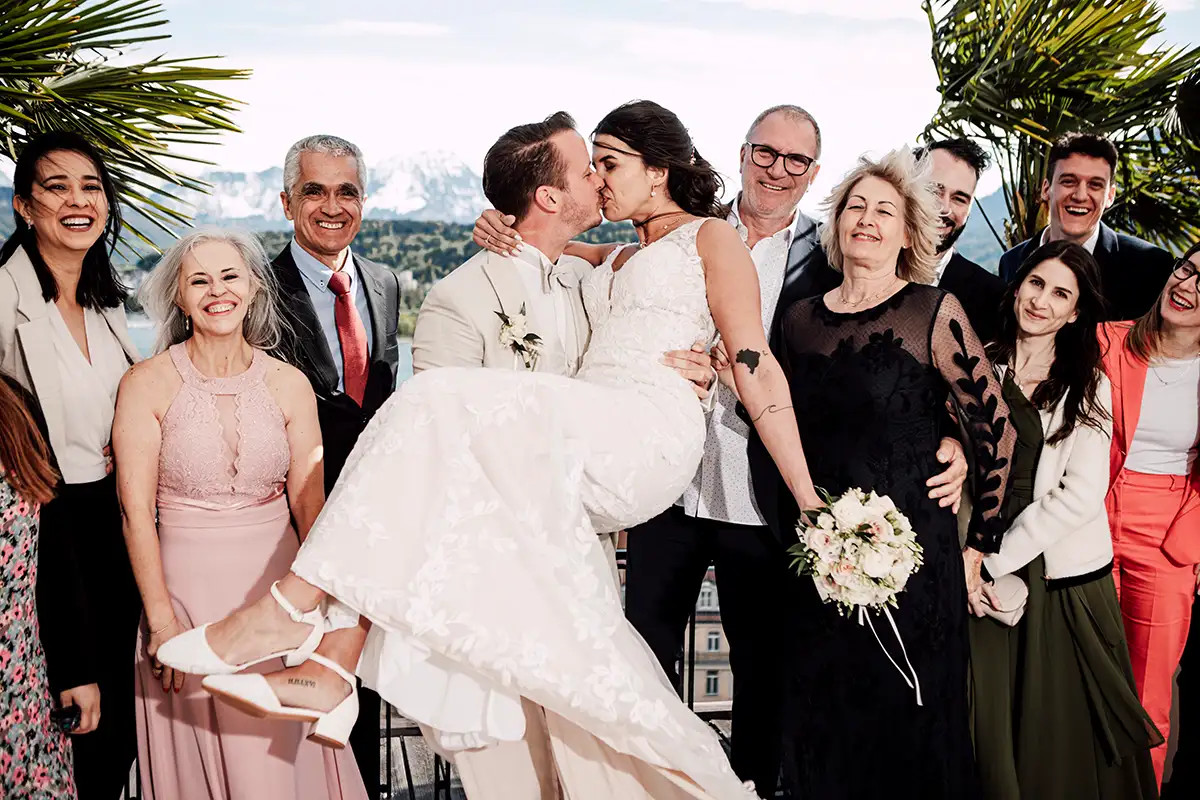 Nando und Patricia lachen mit ihren Gaesten nach der Trauung im Hotel Montana Luzern