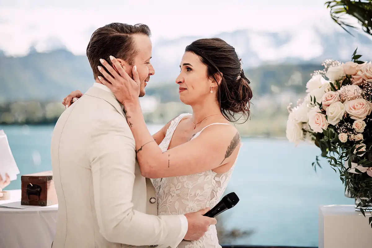 Emotionaler Moment von Nando und Patricia waehrend der freien Trauung im Hotel Montana Luzern