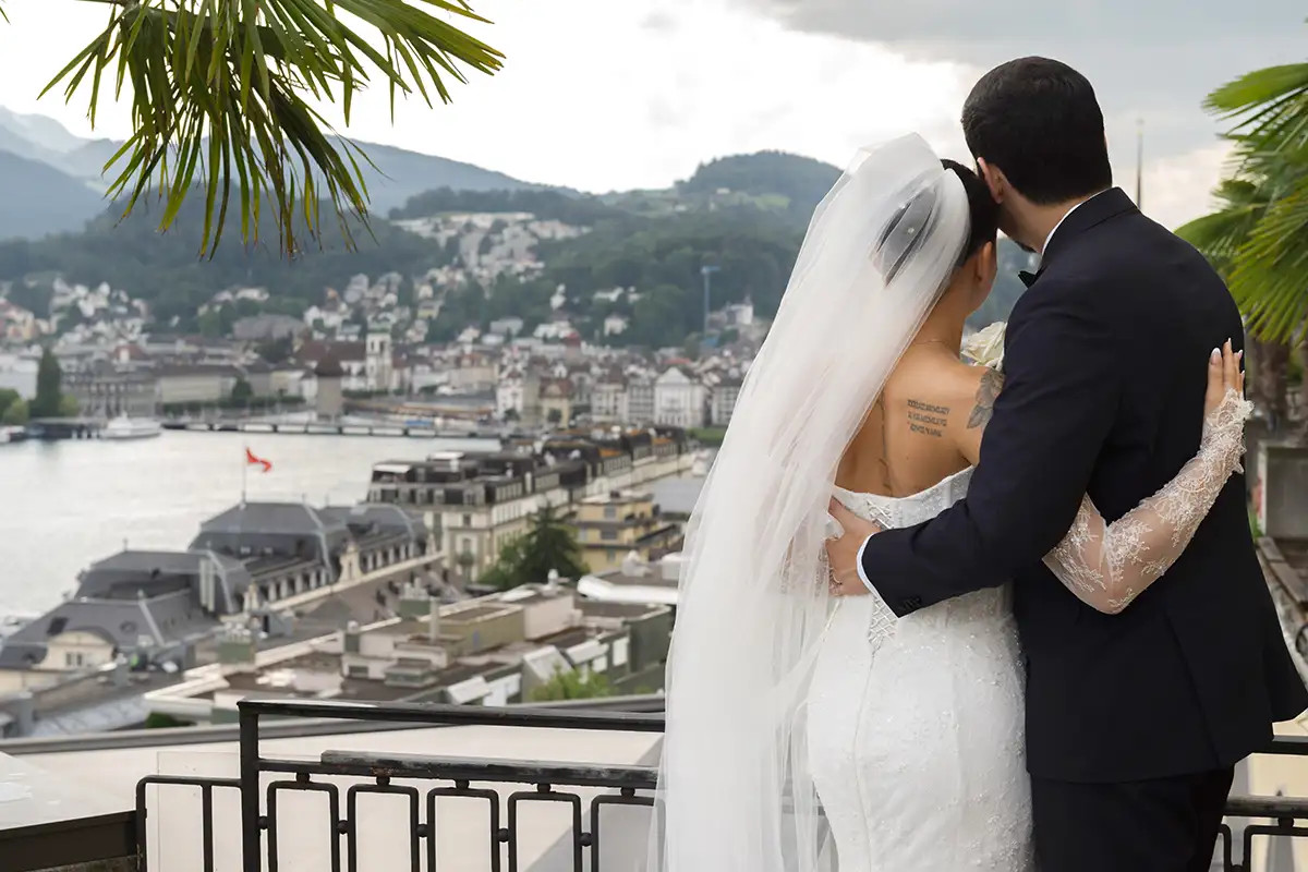 Paloma und Tarik beim Paarshooting auf der Terrasse des Art Deco Hotel Montana Luzern mit Blick auf den See
