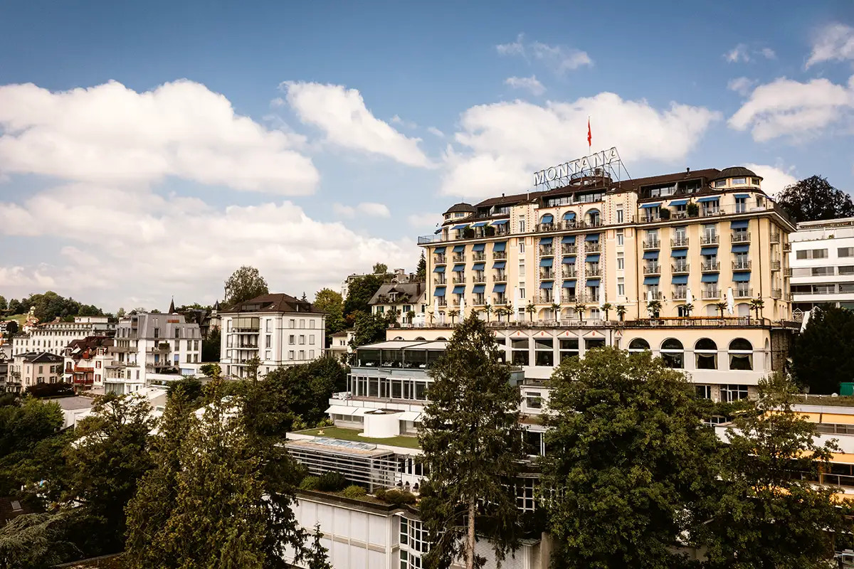 Aussenansicht des Art Deco Hotel Montana Luzern vor der Hochzeit von Paloma und Tarik