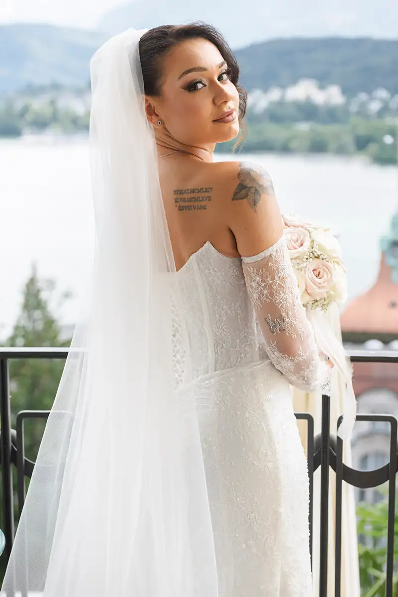 Braut Paloma auf dem Balkon des Hotel Montana Luzern mit See im Hintergrund