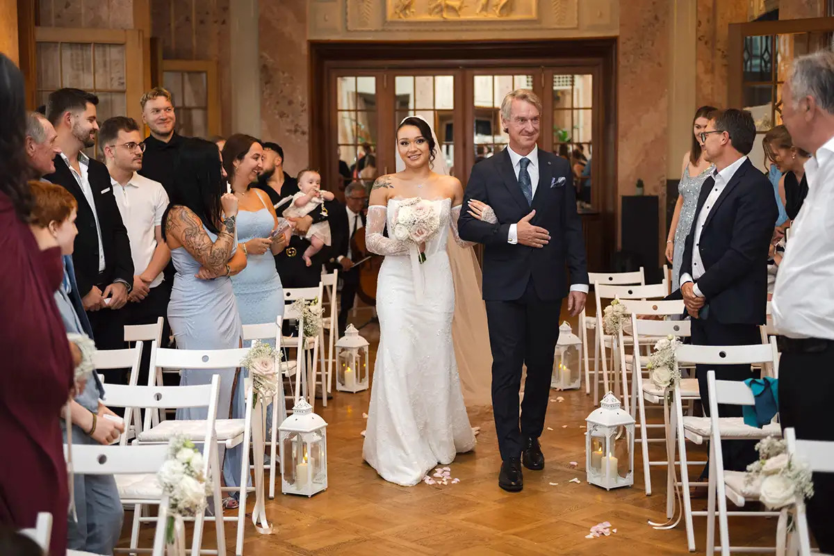 Paloma zieht mit ihrem Vater in den Art Deco Saal des Hotel Montana Luzern ein