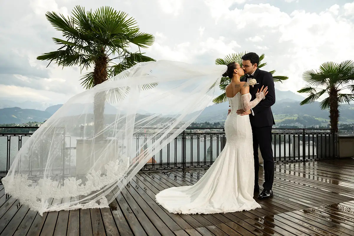 Paloma und Tarik beim Paarshooting auf der Terrasse des Hotel Montana Luzern mit wehendem Schleier