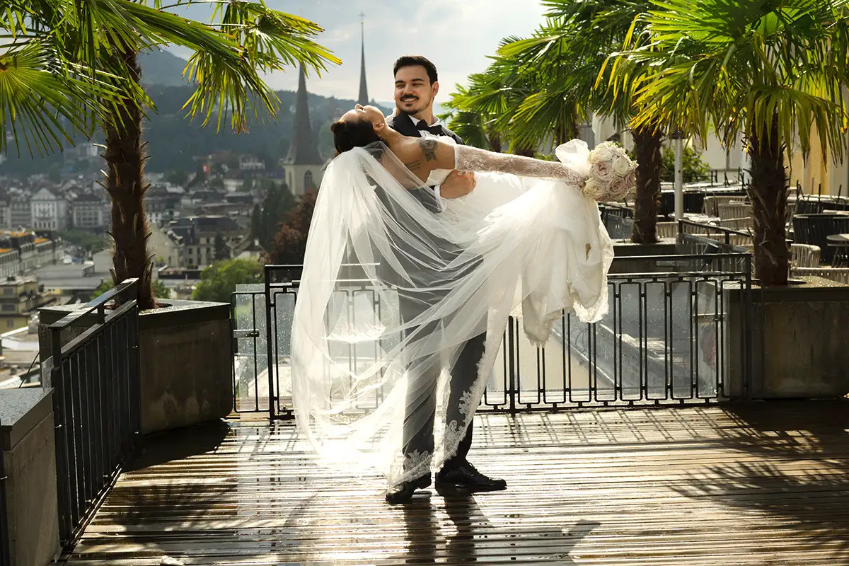 Paloma und Tarik bei einem romantischen Hochzeitsfoto auf der Terrasse des Hotel Montana Luzern