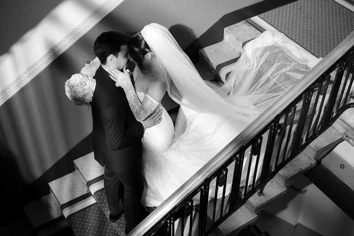 Schwarzweissfoto von Paloma und Tarik auf der Treppe im Art Deco Hotel Montana Luzern