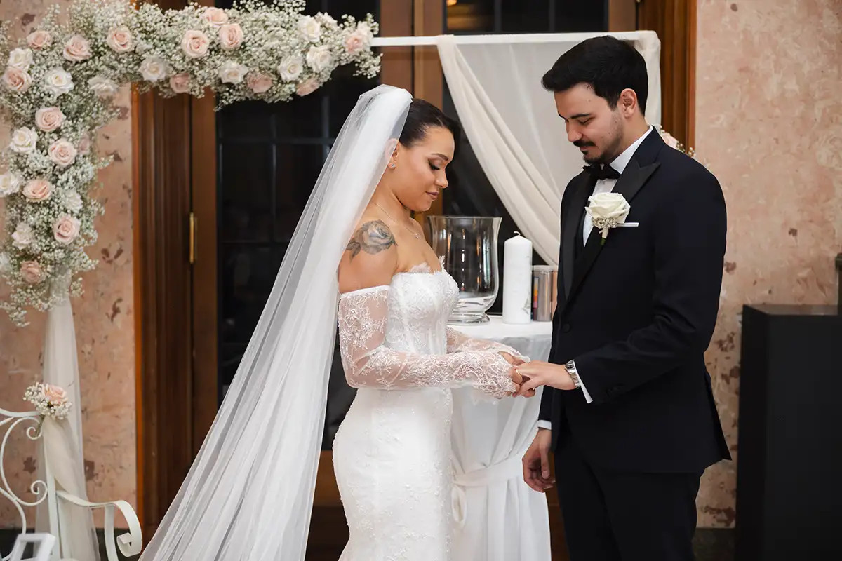 Hände von Paloma und Tarik während der Ringübergabe bei der Hochzeit im Hotel Montana Luzern