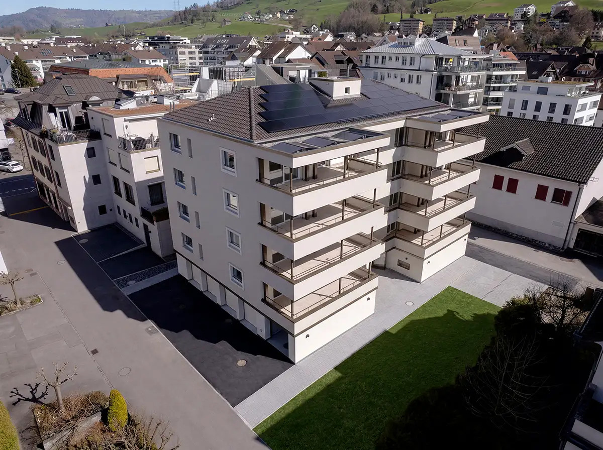 Drohnenaufnahme des sanierten Mehrfamilienhauses am Seerosenweg 3 in Küssnacht am Rigi