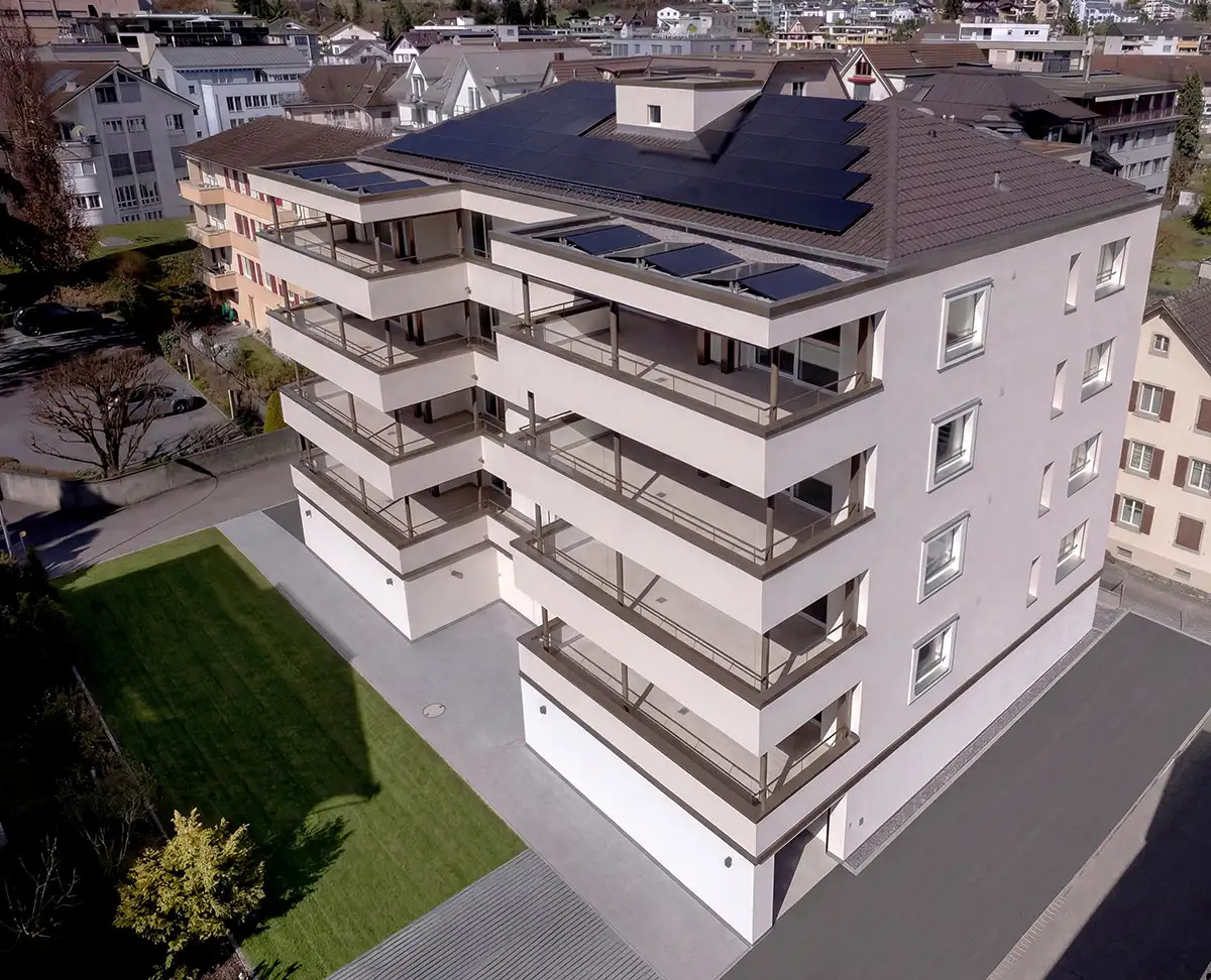 Mehrfamilienhaus in Küssnacht mit sanierten Fassaden und Balkonen aus der Luft fotografiert
