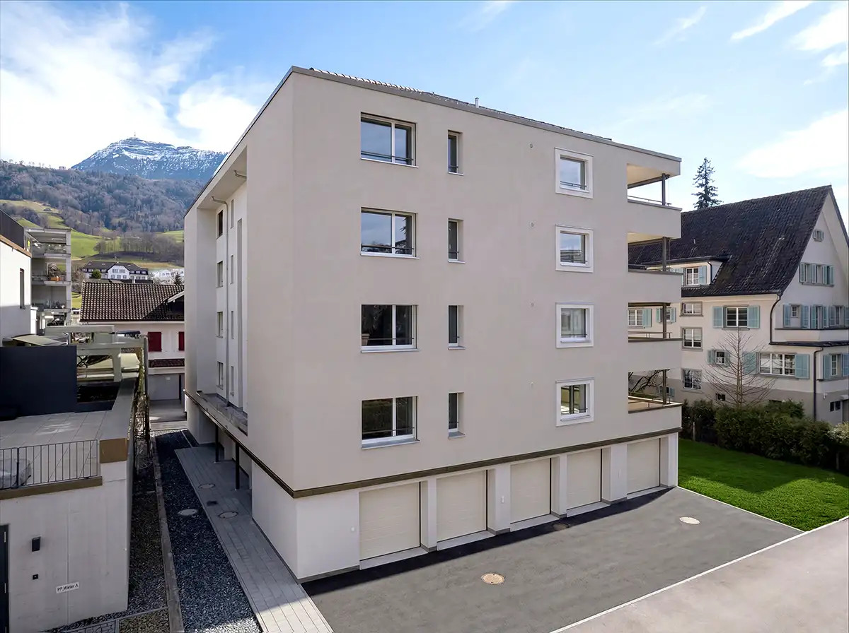 Aussenansicht des sanierten Mehrfamilienhauses am Seerosenweg in Küssnacht