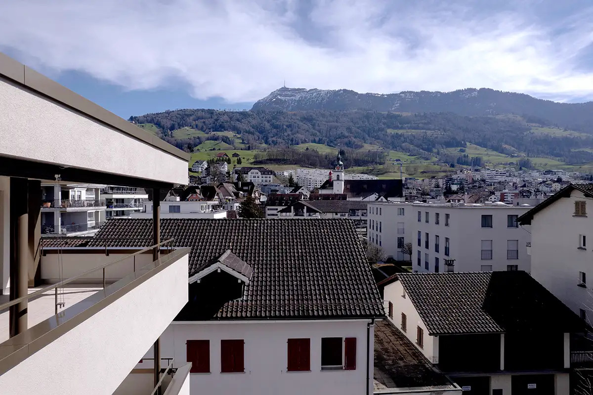 Blick vom Balkon des Mehrfamilienhauses in Küssnacht auf Dorf und Berge