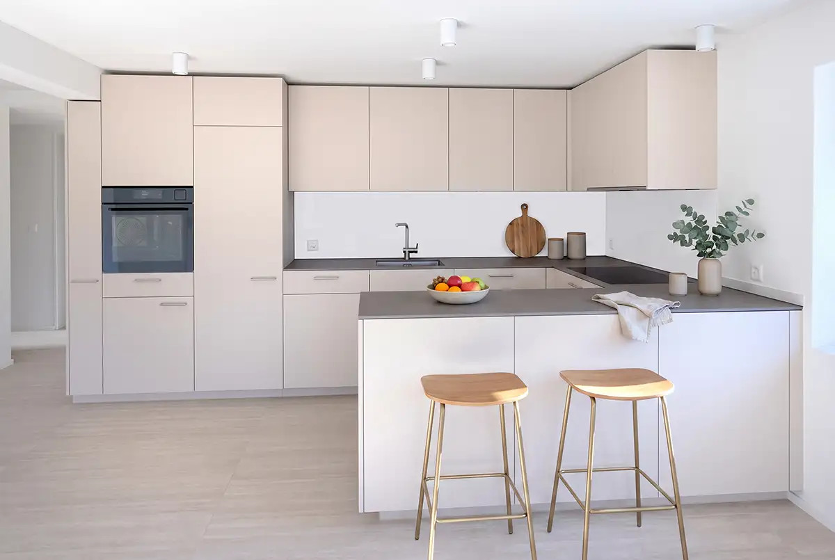 Moderne Küche einer 4.5-Zimmer-Mietwohnung am Seerosenweg 3 in Küssnacht