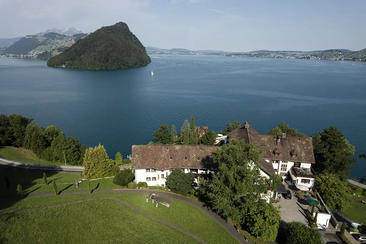 Drohnenaufnahme vom Hotel FloraAlpina in Vitznau mit Vierwaldstaettersee und Bergen