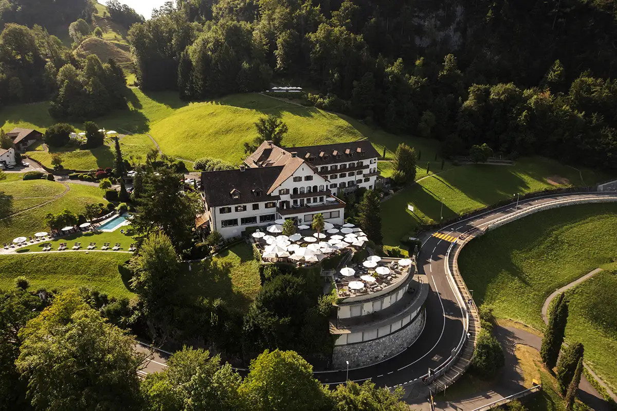 Hotel FloraAlpina in Vitznau aus der Luft mit Garten und Seepanorama