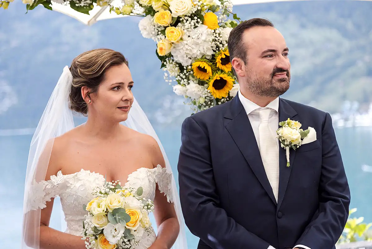 Tanja und Vladi waehrend der freien Trauung im Hotel FloraAlpina Vitznau