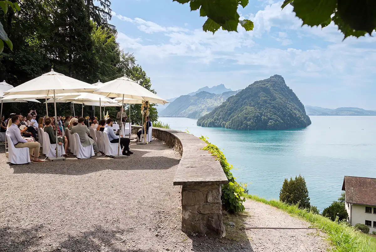 Hochzeitszeremonie im Hotel FloraAlpina mit Blick auf See und Berge