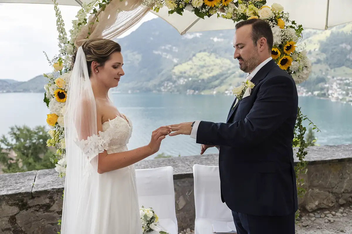 Ringtausch von Tanja und Vladi bei der freien Trauung in Vitznau