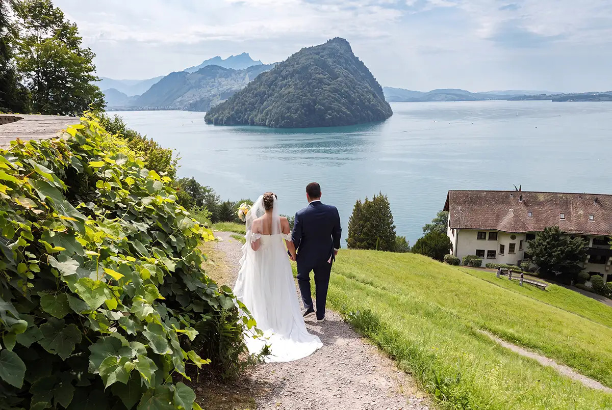Brautpaarshooting von Tanja und Vladi mit Blick auf den Vierwaldstaettersee