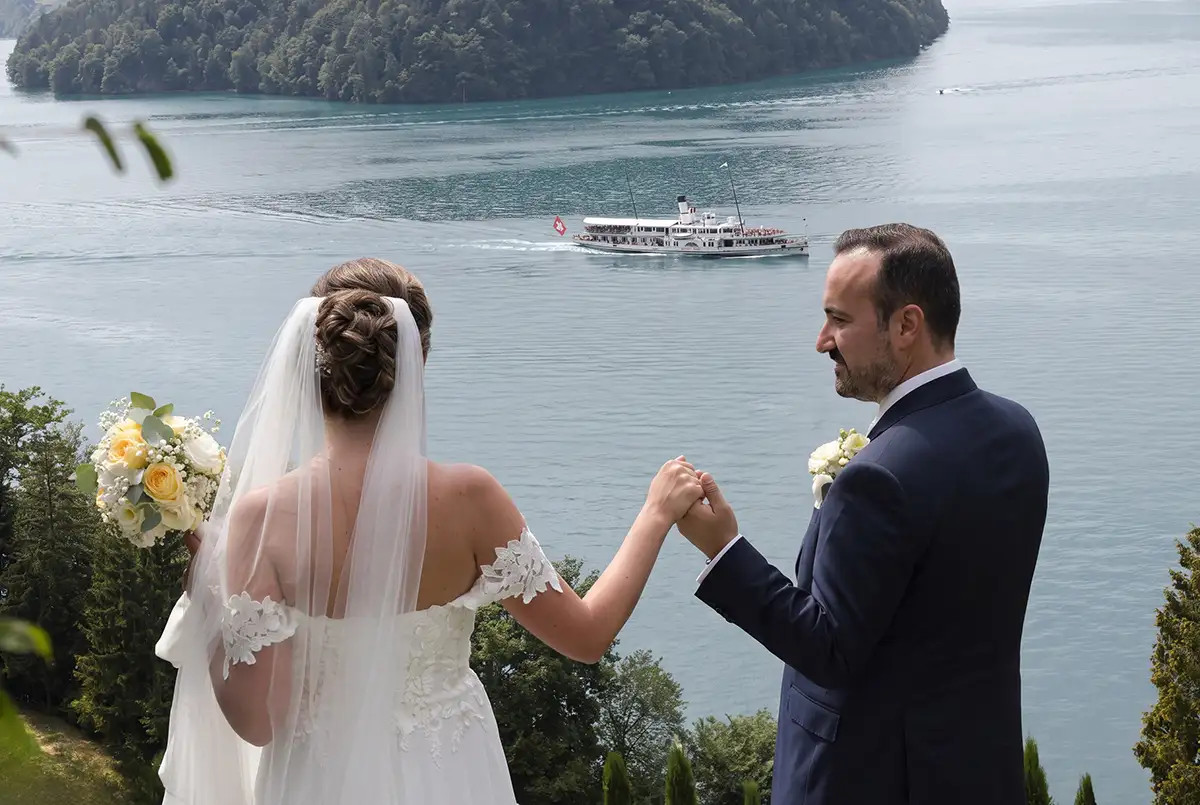 Tanja und Vladi beim Paarshooting am Seeweg beim Hotel FloraAlpina