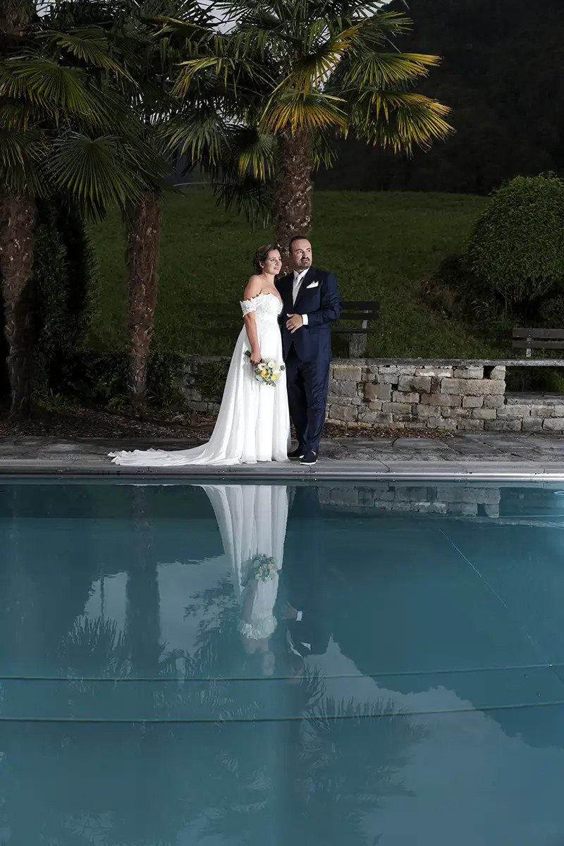 Tanja und Vladi beim Paarfoto am Pool des Hotel FloraAlpina