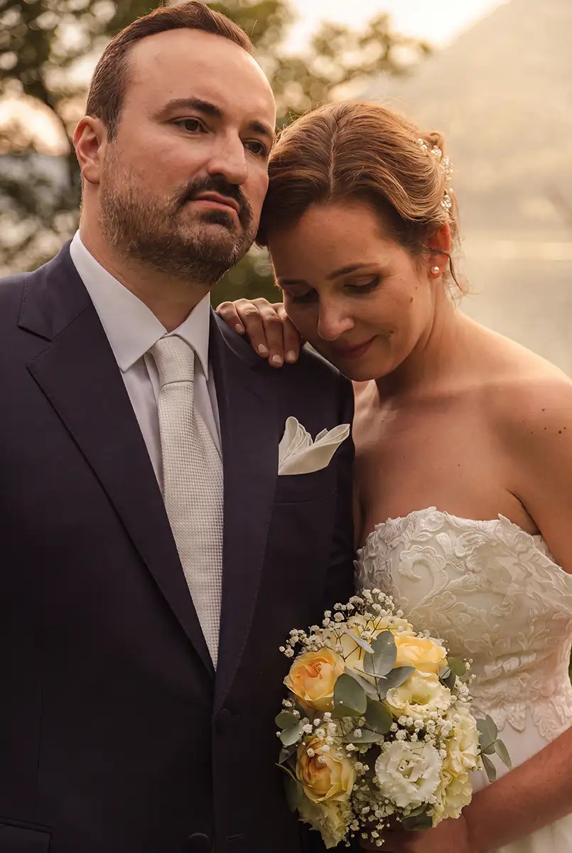 Emotionales Hochzeitsportrait von Tanja und Vladi im Abendlicht