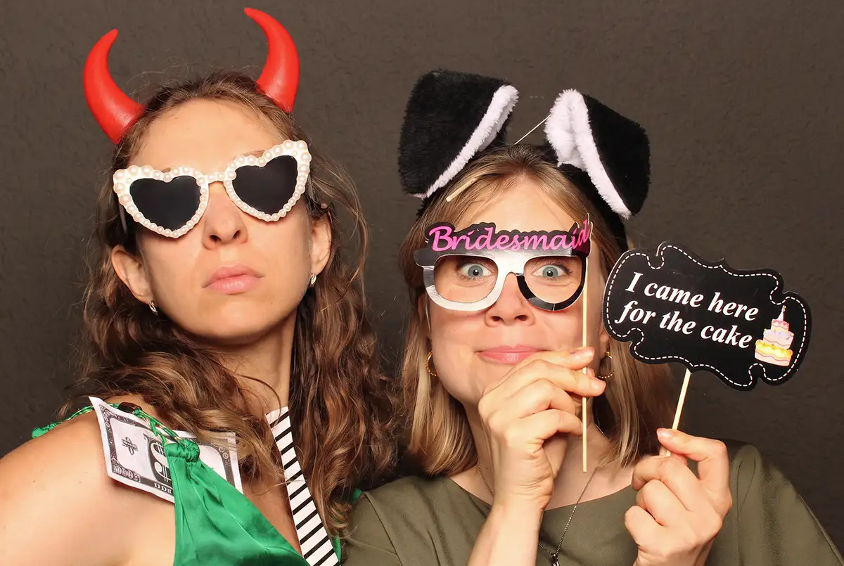 Gaeste der Hochzeit von Tanja und Vladi mit Selfiebox Props im Hotel FloraAlpina