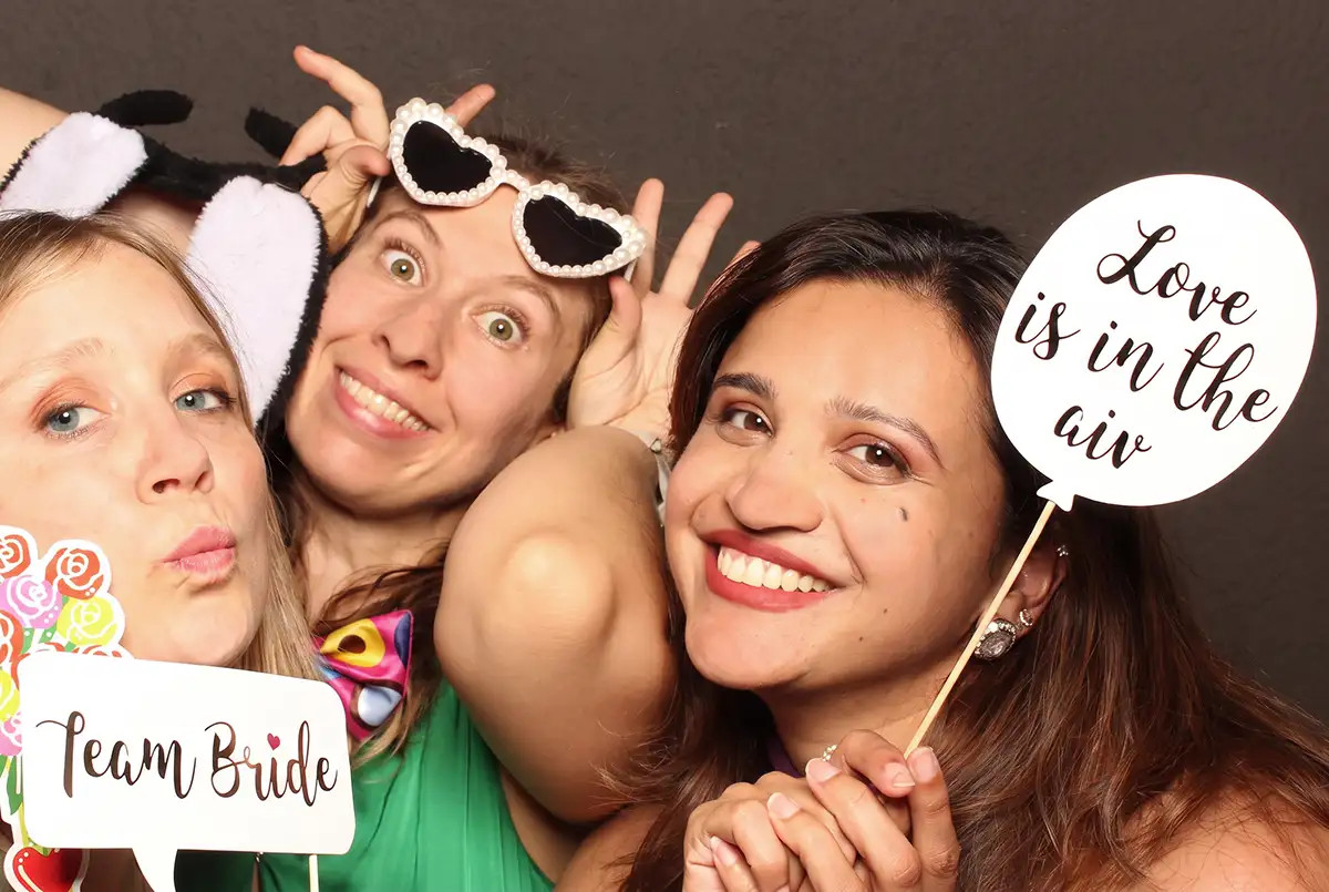 Selfiebox Foto mit Gaesten und Team Bride Schildern bei der Hochzeit in Vitznau