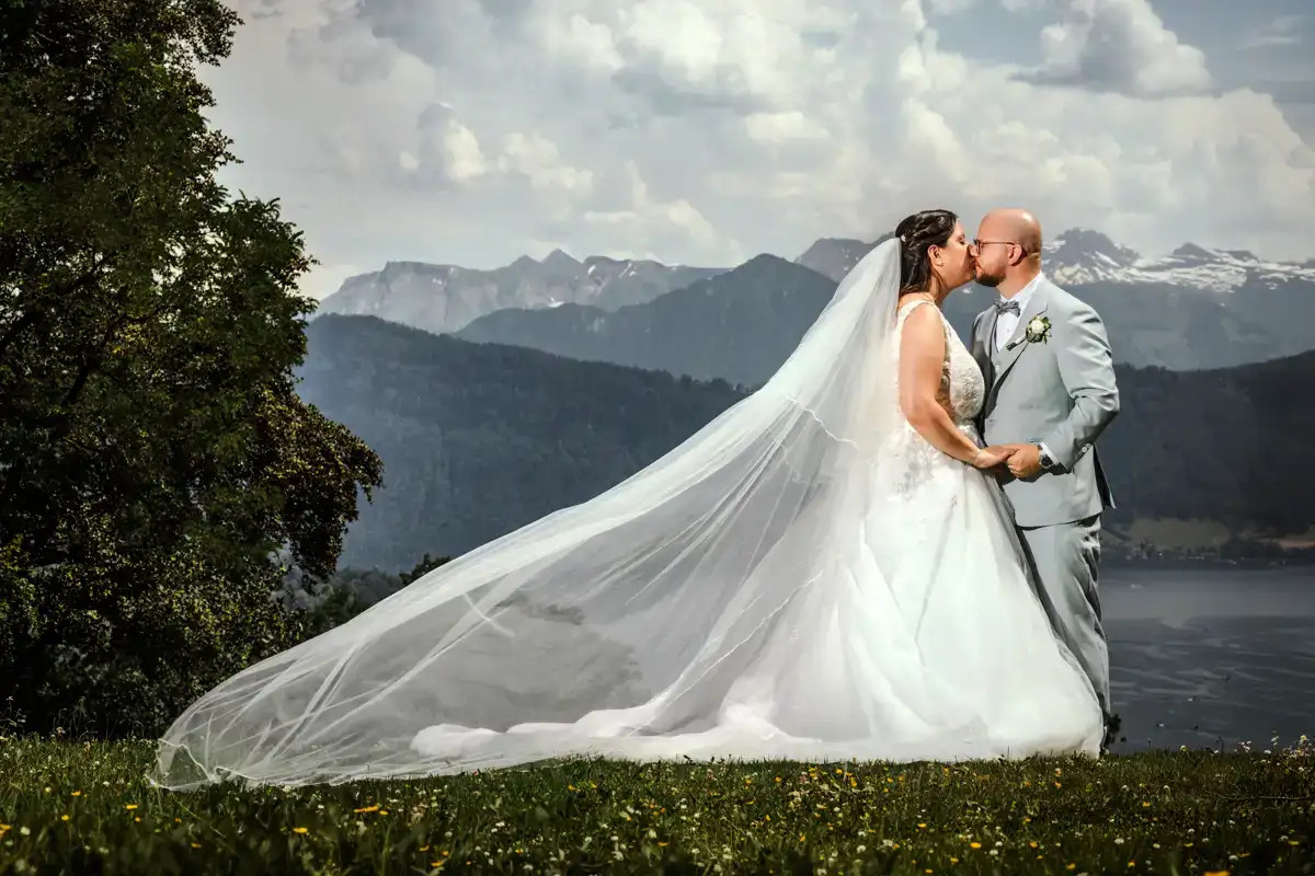 Valentina und Fabio beim Paarshooting im Konservatorium Luzern mit Blick auf See und Berge.