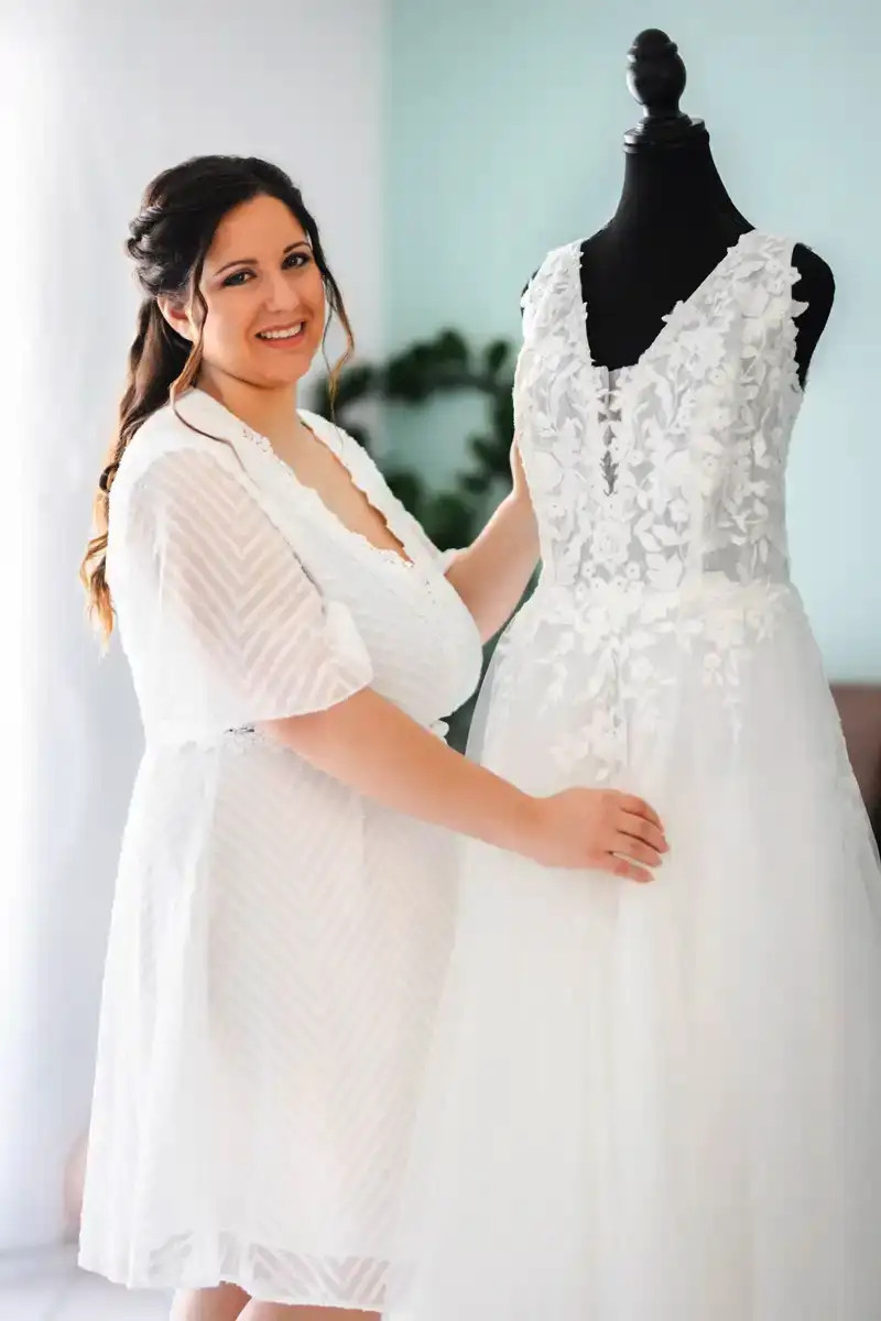 Braut Valentina beim Getting Ready mit Hochzeitskleid vor der kirchlichen Trauung.