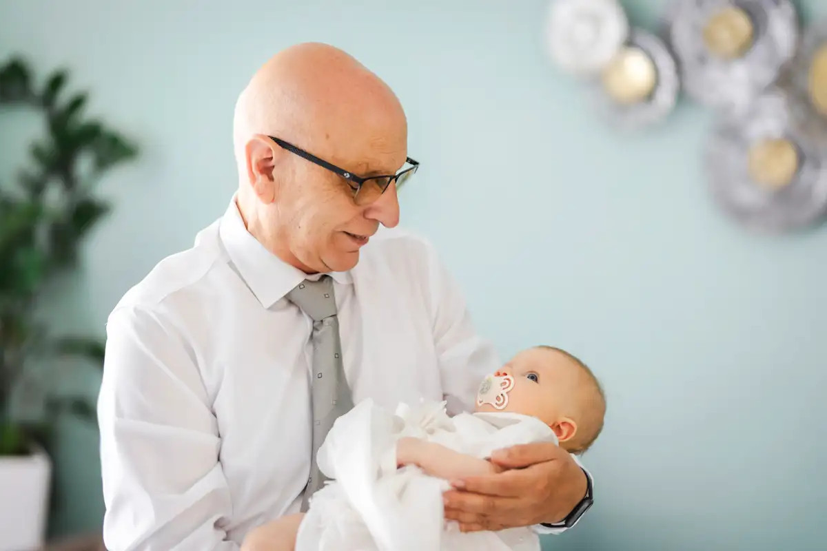 Liebevoller Familienmoment mit Tochter vor der Hochzeit und Taufe in Luzern.
