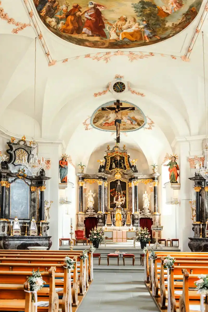 Innenraum der Magdalenenkirche Meggen vor der kirchlichen Trauung.