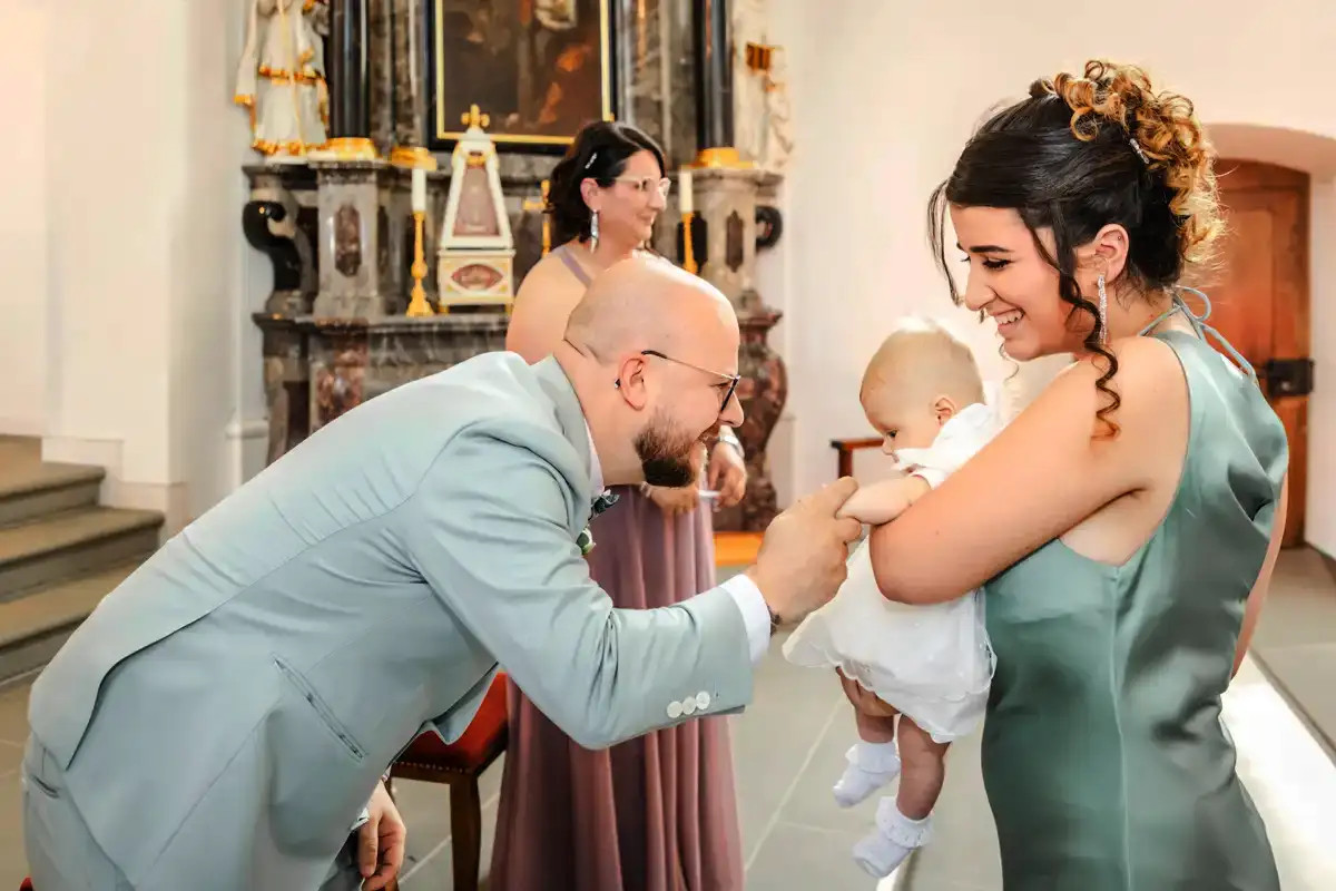 Fabio mit Tochter während der Taufe in der Magdalenenkirche Meggen.