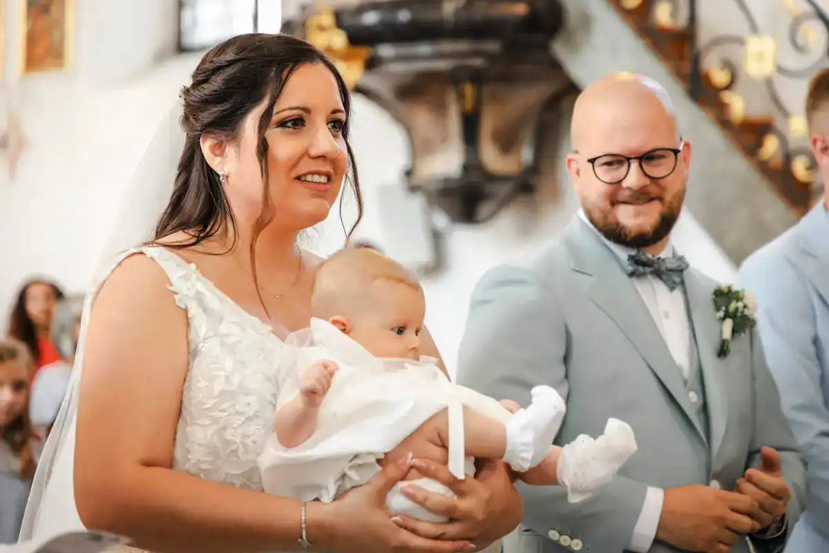 Valentina und Fabio mit ihrer Tochter während der kirchlichen Zeremonie in Meggen.