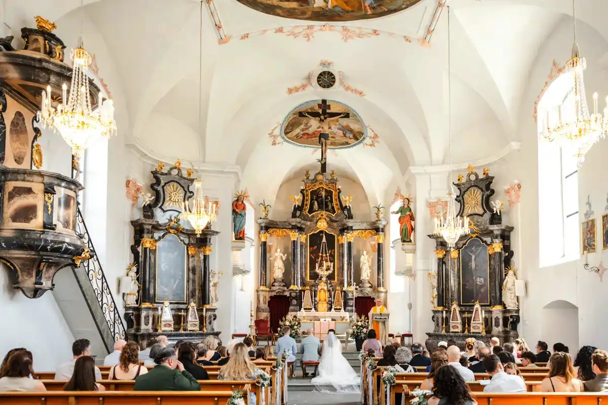 Kirchliche Trauung von Valentina und Fabio mit Gästen in der Magdalenenkirche Meggen.