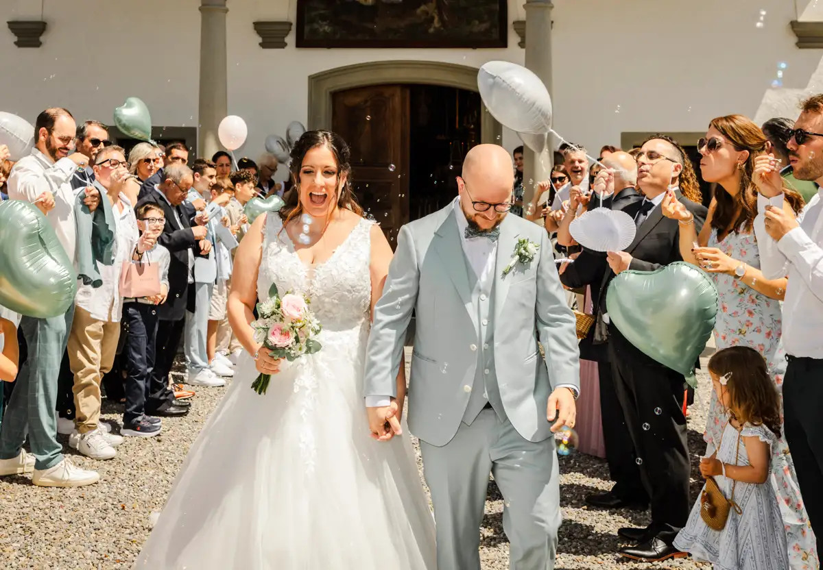Auszug von Valentina und Fabio nach Hochzeit und Taufe in Meggen.