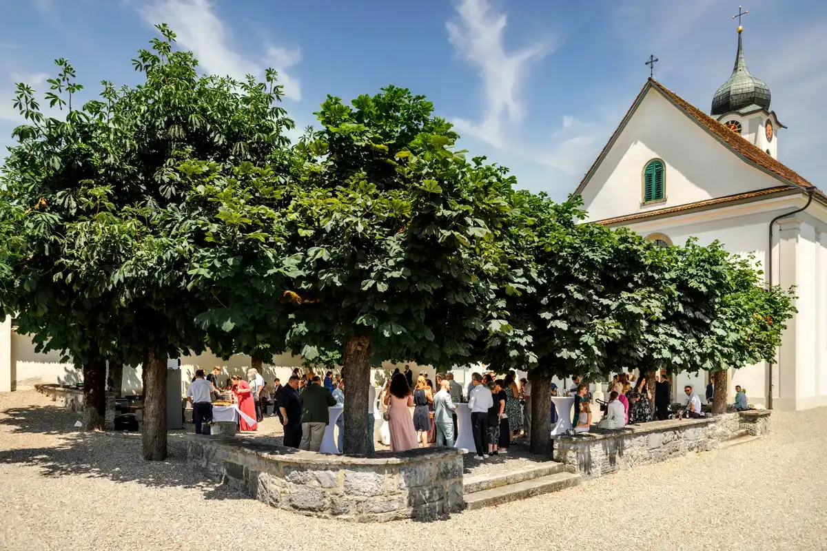 Apéro mit Gästen vor der Magdalenenkirche Meggen nach der Trauung.