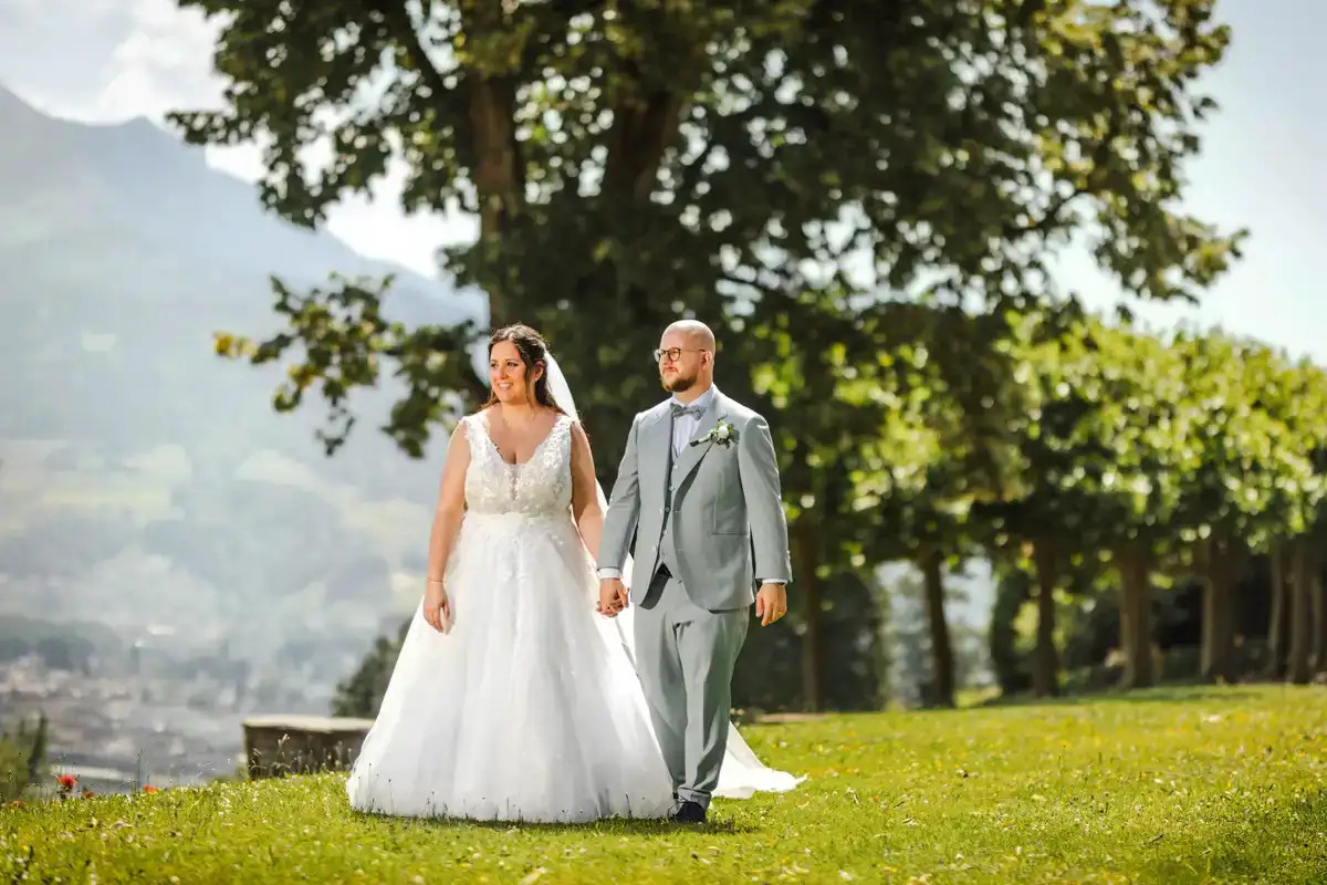 Brautpaarshooting von Valentina und Fabio im Grünen beim Konservatorium Luzern.