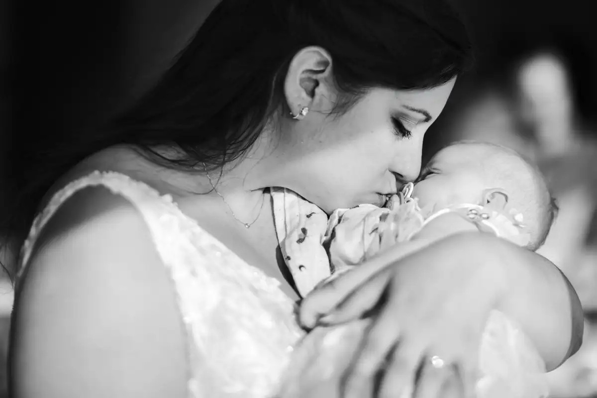 Valentina mit ihrer Tochter als emotionaler Familienmoment nach Taufe und Hochzeit.