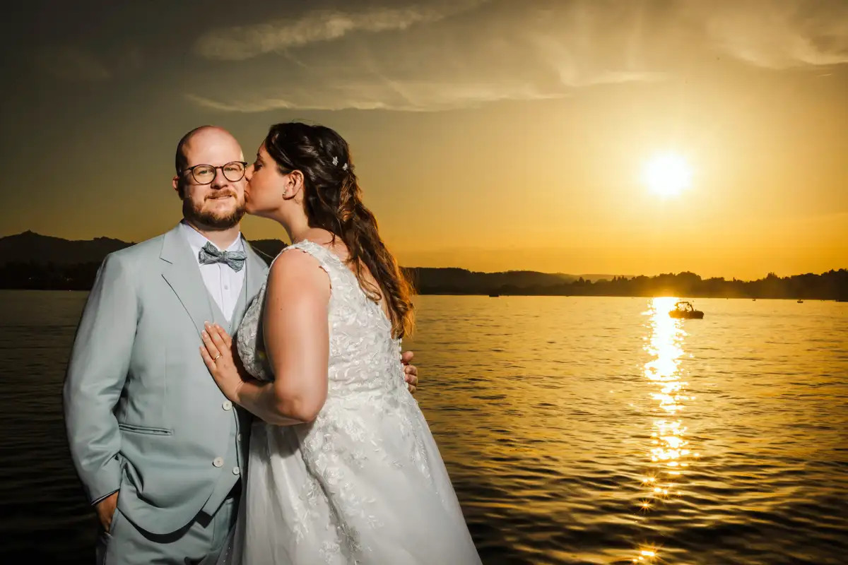 Brautpaar Valentina und Fabio bei Sonnenuntergang am Hotel Hermitage Luzern.