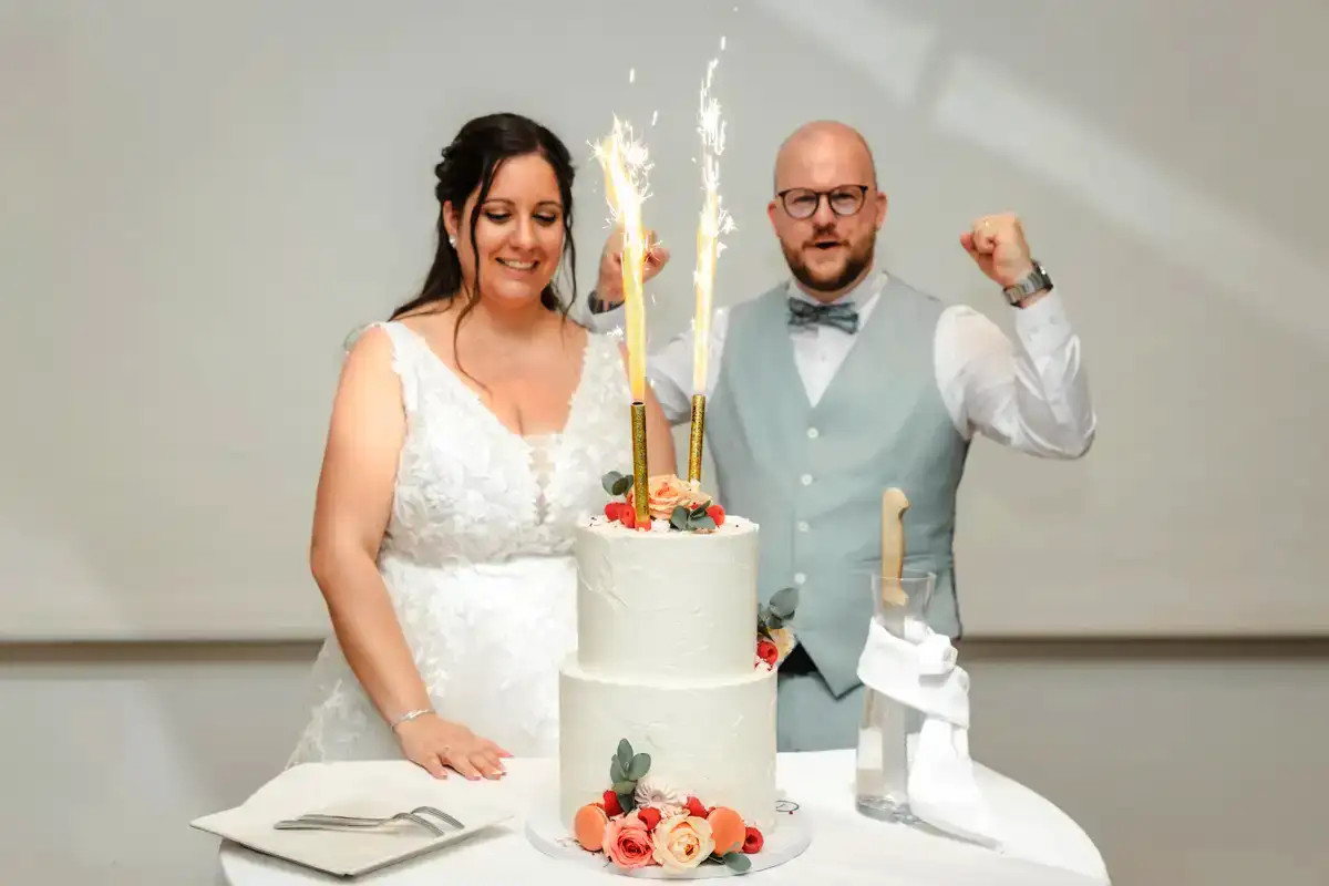 Valentina und Fabio mit Hochzeitstorte im Hotel Hermitage Luzern.