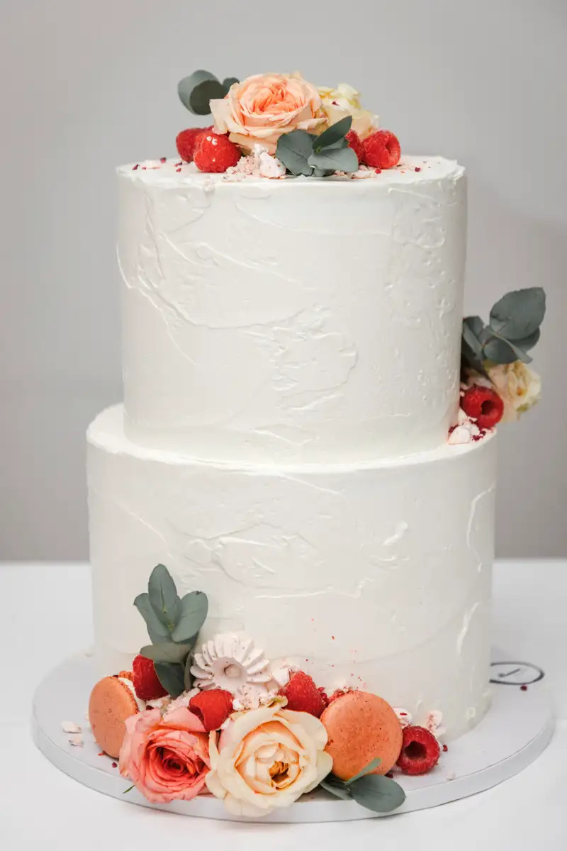 Hochzeitstorte mit Blumen im Hotel Hermitage Luzern.