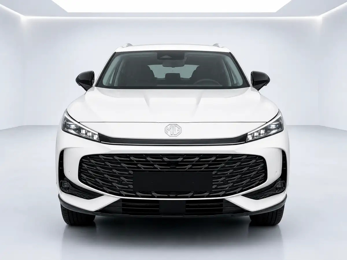 Frontansicht eines weissen SUV bei AutoWelt Meggen mit klarer Studio-Lichtführung