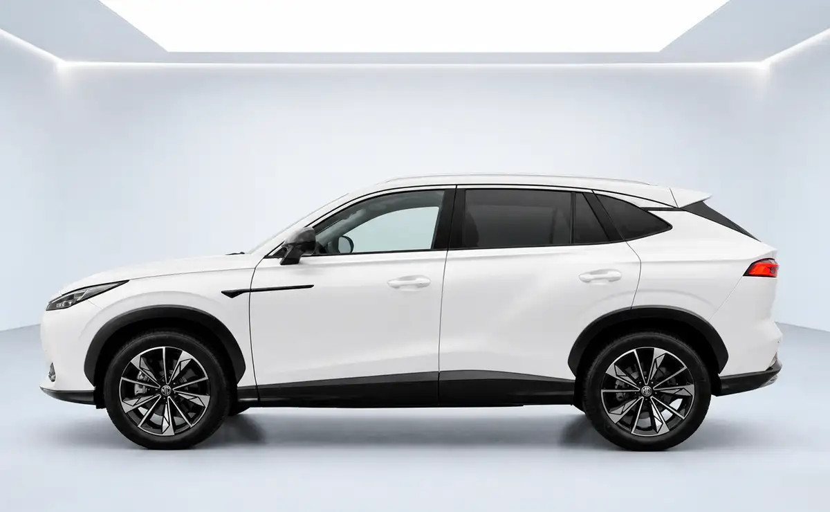 Seitenansicht eines weissen SUV für eine professionelle Fahrzeugpräsentation bei AutoWelt Meggen