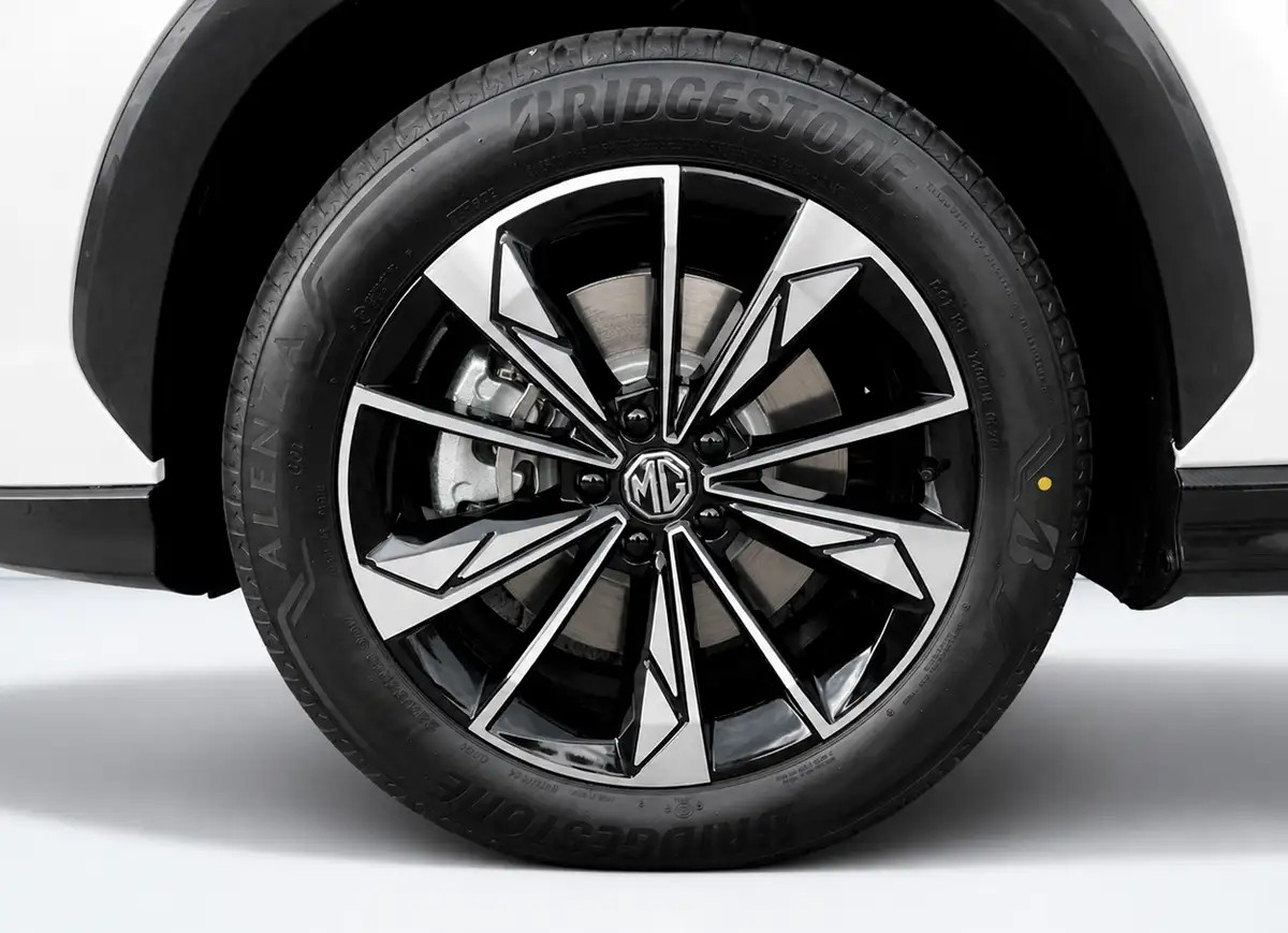 Detailaufnahme der Felge eines weissen SUV für Käufer von Occasionen